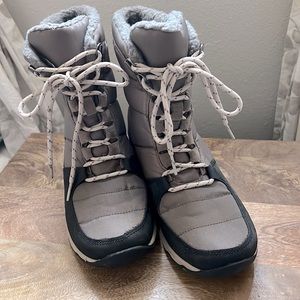 Women snow boots size 8